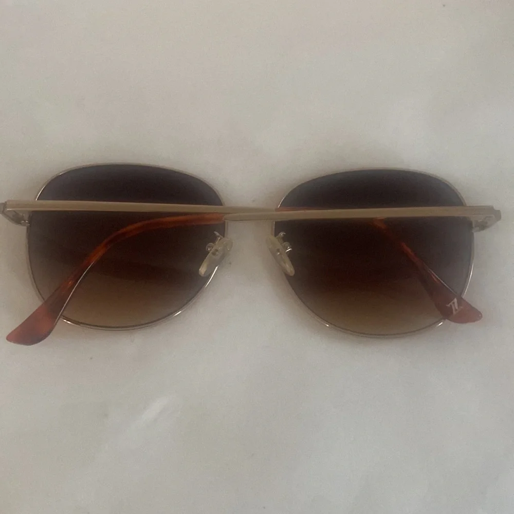 ADRIENNE VITTADINI Gold Tone Brown Ombre Gradient Sunglasses AV3005 770 EUC